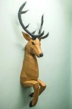 Papercraft de cerf sortant du mur en 3D