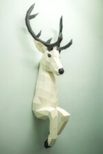 Papercraft de cerf sortant du mur en 3D