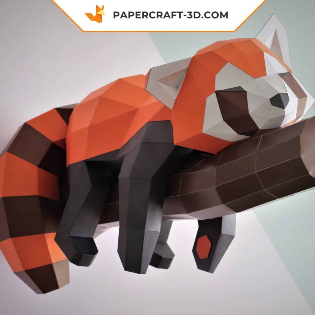 Papercraft panda roux mural sur sa branche en 3D