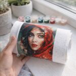 Femme au foulard rouge - Toile roulée