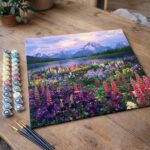 Fleurs et Lac au pied de la Montagne - Toile roulée