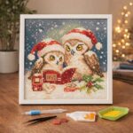 Mini Diamond Painting 25x25cm avec cadre - Chouettes Père Noël Lisant
