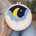 Punch Needle Lune cachée